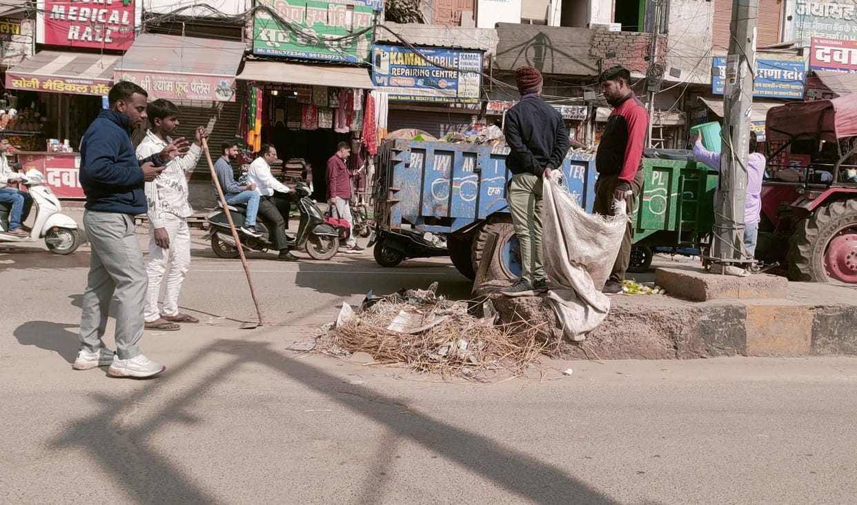 Garbage started coming out from bus stand road early in the morning