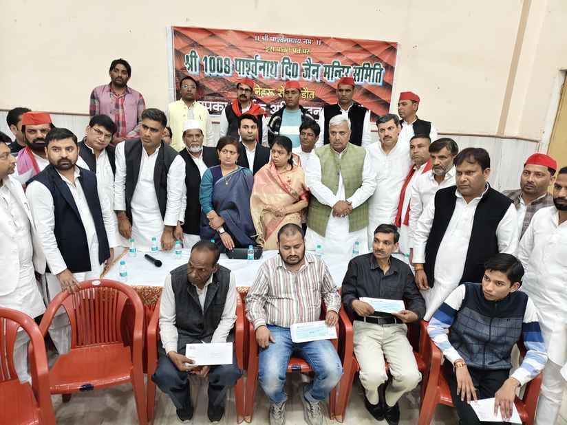 SP leaders handed over cheques of Rs 2 lakh each to the families of the deceased