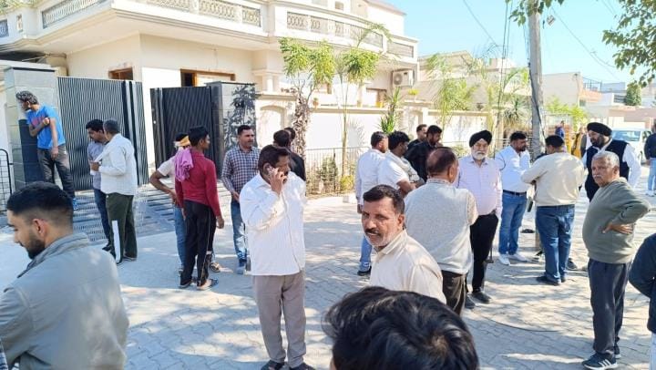 Dispute between two parties over installing a gate in Model Town, work stopped