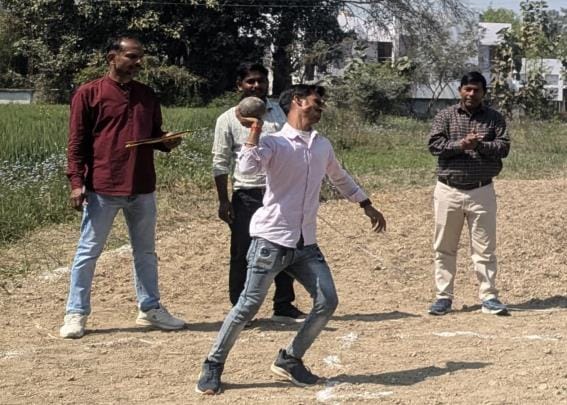 Sarika and Ravi lead in 400 meter race