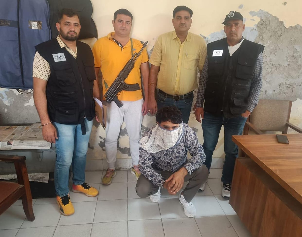 Jhajjar STF caught a young man travelling in a car, recovered three pistols, one magazine and four cartridges