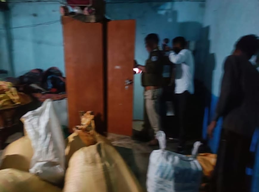MP News On instructions of DM raid was conducted on illegal gutkha factory in Naugaon