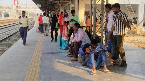 Foreigners started returning to celebrate Holi, trains are waiting, buses are running full
