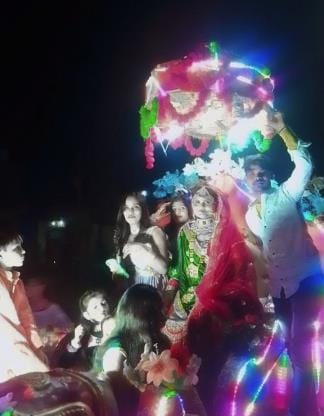 baggee par baraat lekar nikalee dulhan
