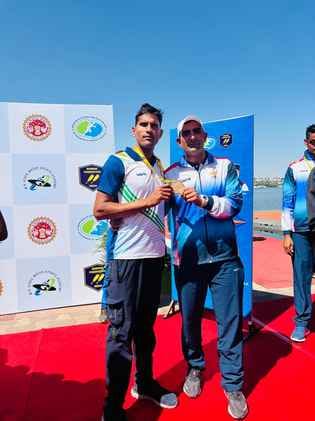 Khurja's Arvind won gold medal in National Rowing