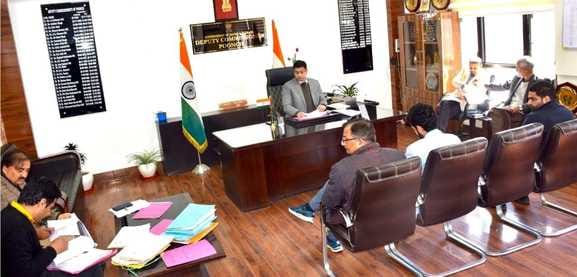 पुंछ में बैठक की अध्यक्षता करते डीसी पुंछ
