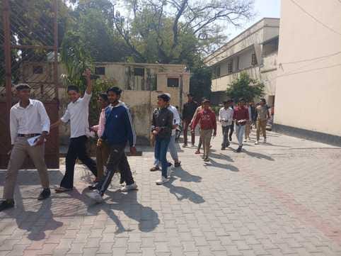 2017 Students skipped high school English exam, candidates looked happy
