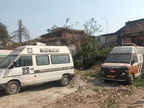 The dead body vehicle parked in the CMO office premises, people wander around due to lack of facilities at CHC