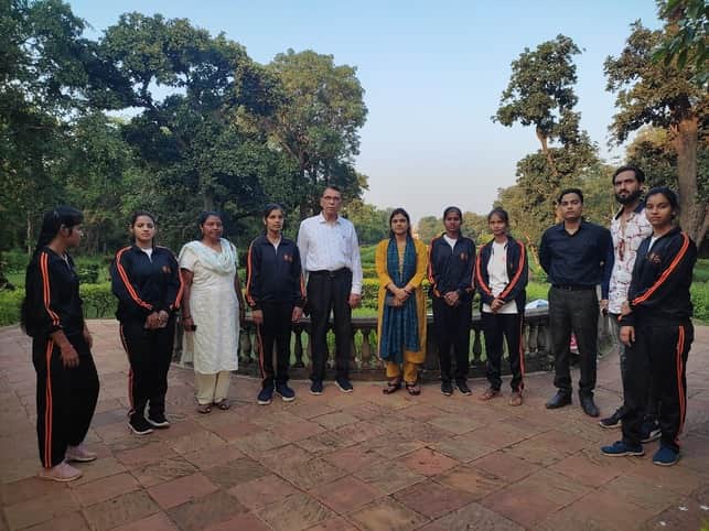 टूरिस्ट महिला गाइड