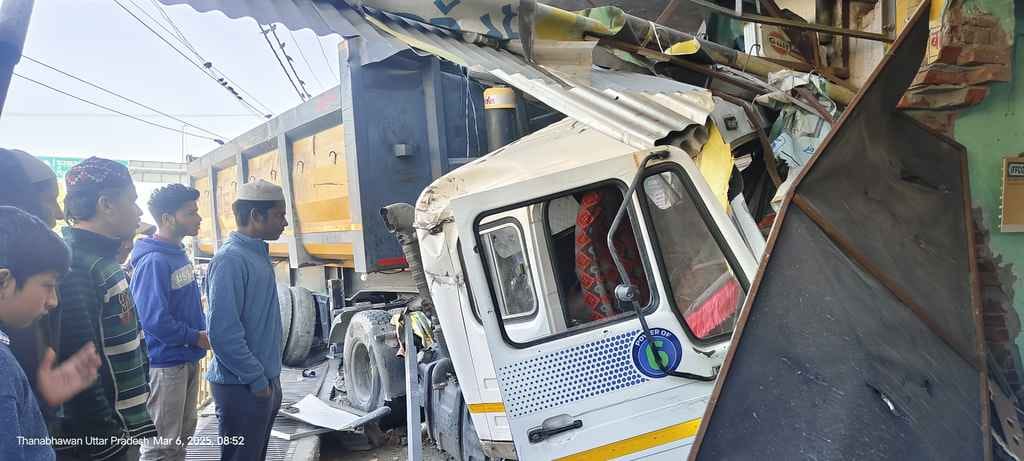A speeding uncontrolled truck rammed into three shops, causing losses worth lakhs