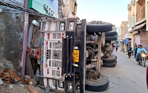 Uncontrolled truck entered shops, electric pole fell, driver and helper injured