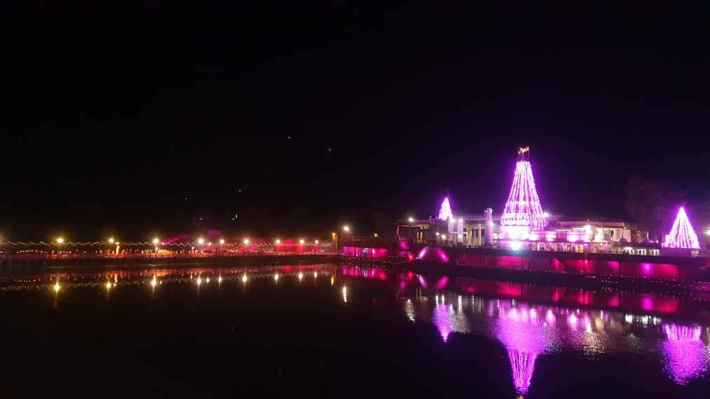 भगवान पशुपतिनाथ का मंदिर पिंक रोशनी से जगमगाया