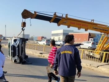 Car overturned while making video on mobile, accident averted