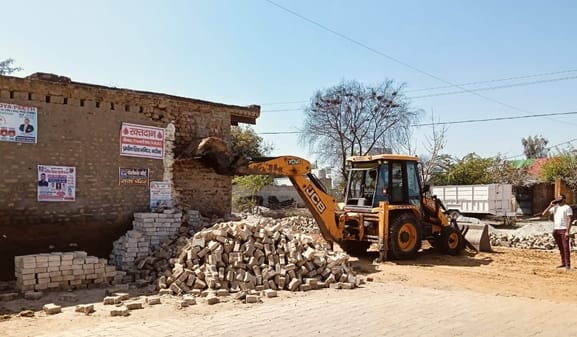 Bulldozers run on illegal encroachments, team returned from Nangal Kalan