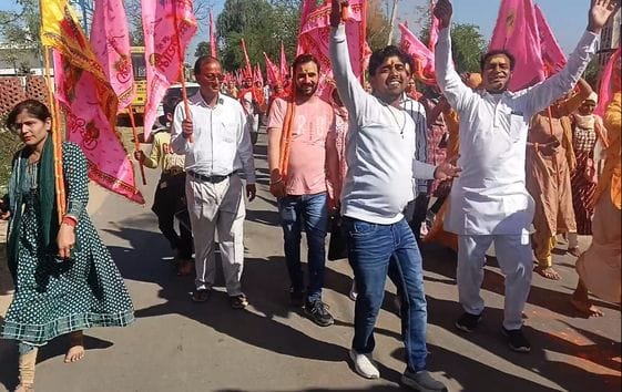 181 flags were sent to Jaitpur Dham on behalf of Shri Shyam Sevak Mandal