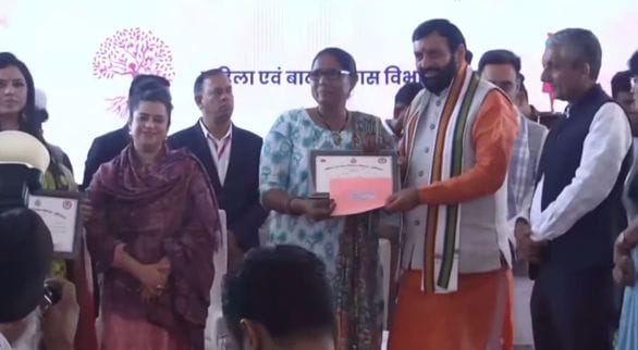 CM honored Banarasi Devi of village Bawania