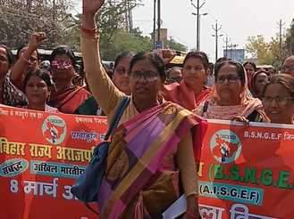 कलेक्ट्रेट के सामने प्रदर्शन कर रही महिलाएं