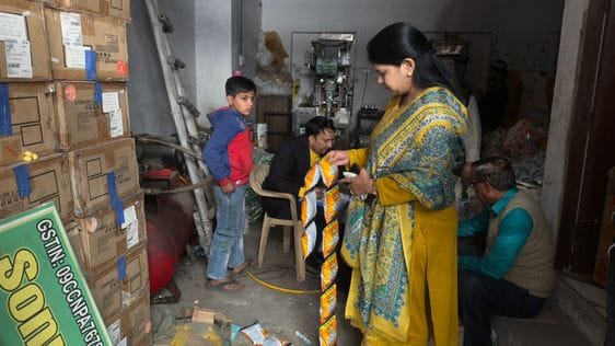 Samples of puffed snacks were taken and garbage worth 44 thousand rupees was seized