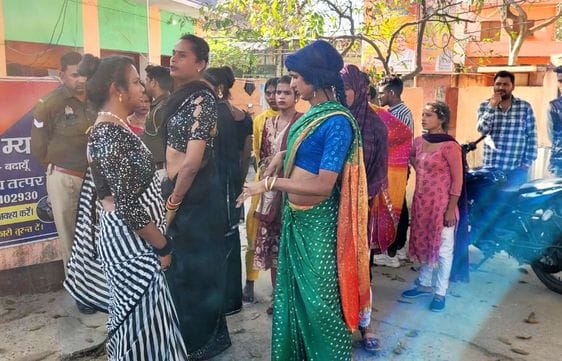 There was a clash between eunuchs and shopkeepers over neg
