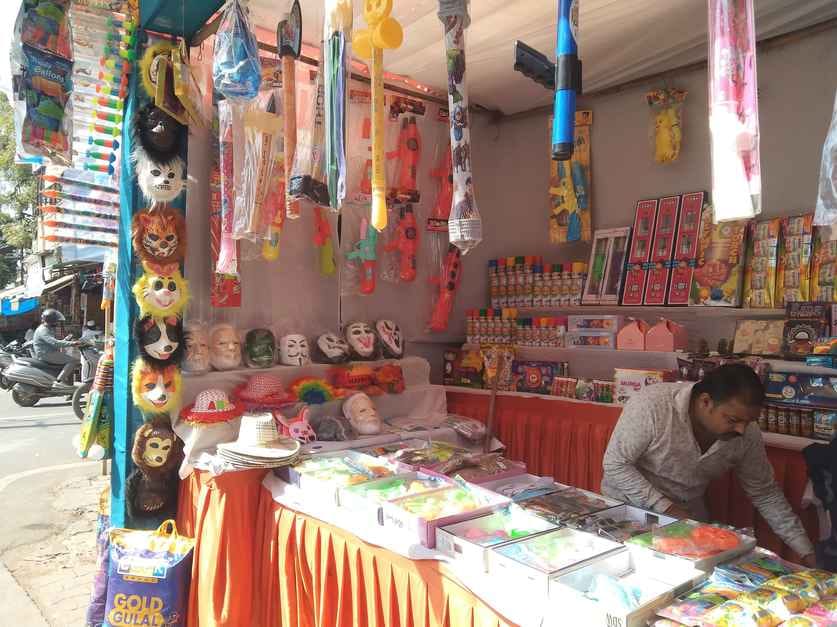 Markets are ready for Holi, shops are decorated with abir-gulal