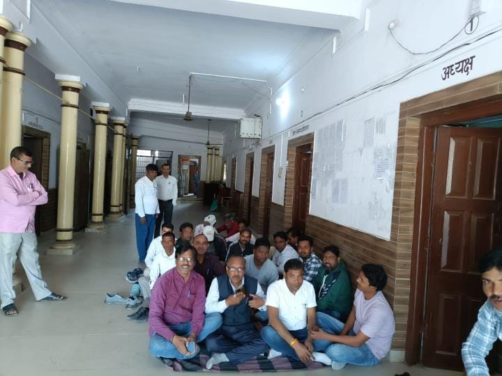 Employees demanded salary before Holi