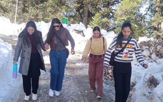 The snow-covered Jalori pass is falling short in front of the passion of wearing khaki