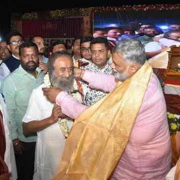 पूर्णिया में गुरुदेव श्री श्री रविशंकर का स्वागत करते सांसद पप्पू यादव।