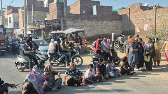Women angry over supply of contaminated drinking water, block Begu Road for 20 minutes