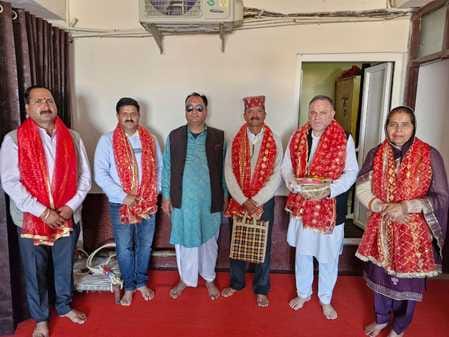 The officials of Kotdhar Nalwad Fair Committee paid obeisance at Shri Naina Devi Ji Temple