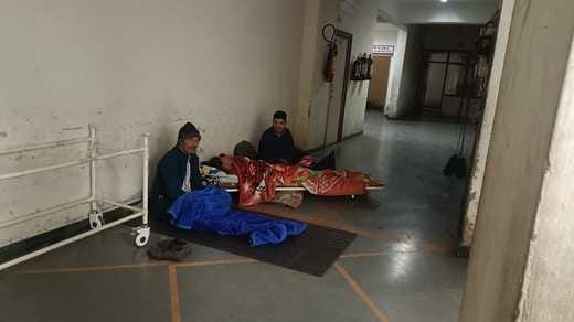 Joke in the name of treatment, patients spent the night on stretchers after discharge