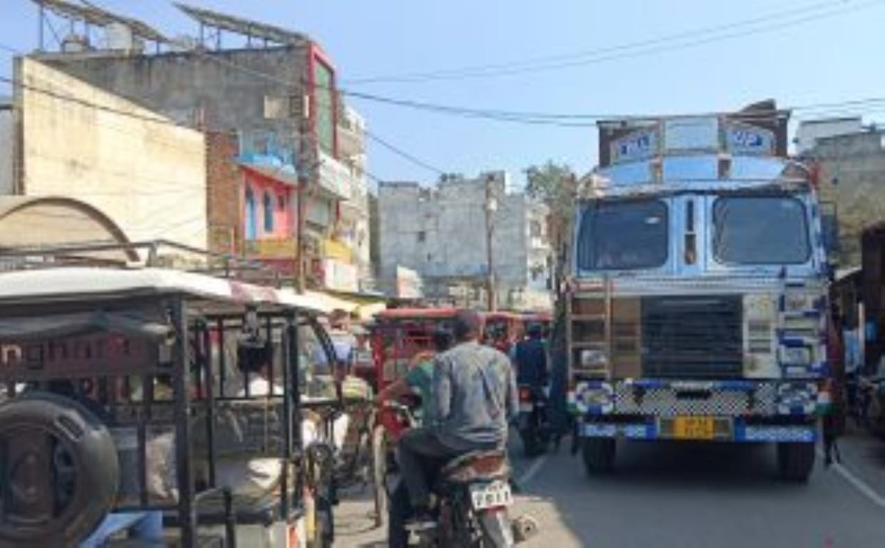Truck forcibly entered no entry area, jam on district hospital road
