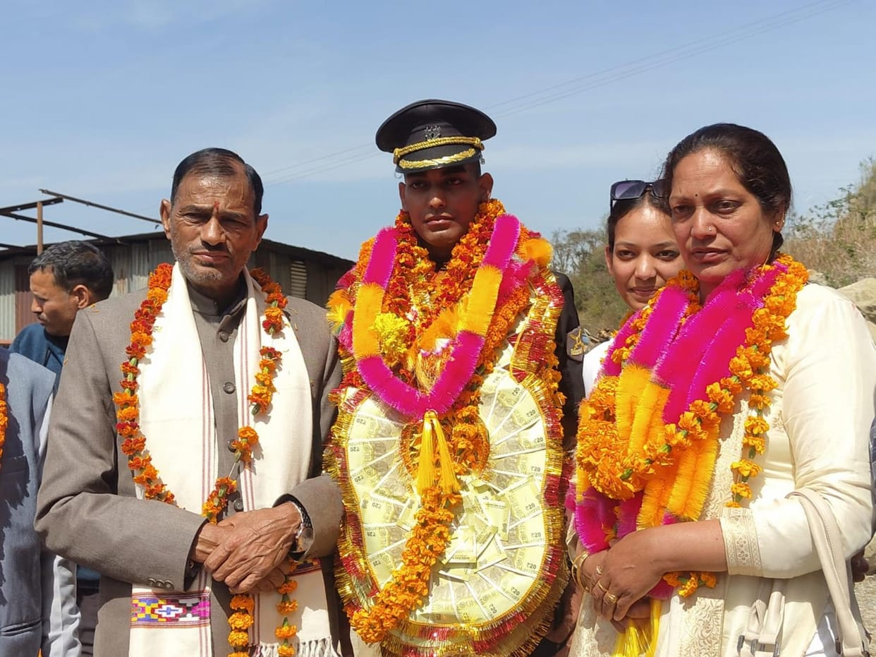 Vinay reached home in Captain's uniform, got a warm welcome