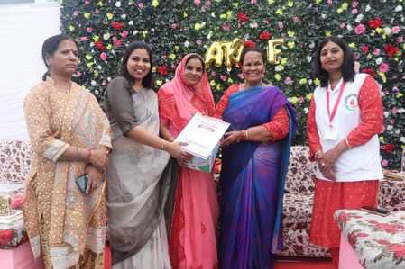 शिविर में रक्तदान करने वाली महिलाओं को किया गया सम्मानित।