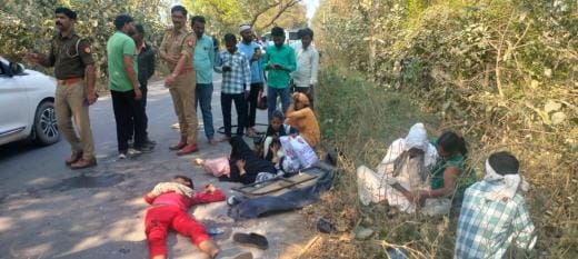 E-rickshaw overturned after colliding with Vanrose, five injured