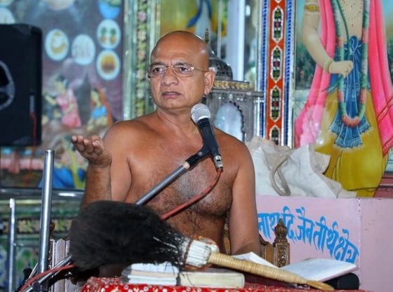 Jain Muni reached Kadar Chowk after walking from Hyderabad