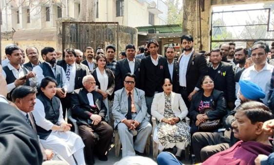 Lawyers boycotted Lok Adalat and sat on strike