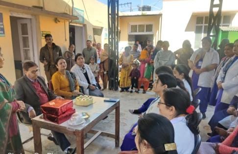 महिला दिवस पर आयोजित कार्यक्रम में माैजूद महिलाएं।  संवाद