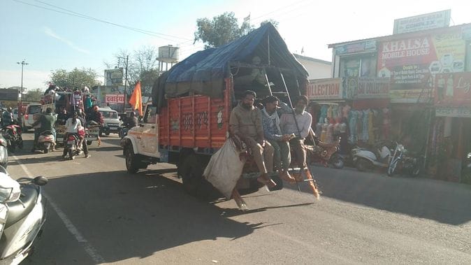 Travel continues in goods vehicles, police become mute spectators at the entry gates of the state