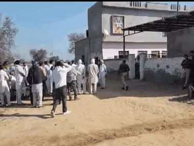 मृतक के घर के बाहर मौजूद भारी भीड़