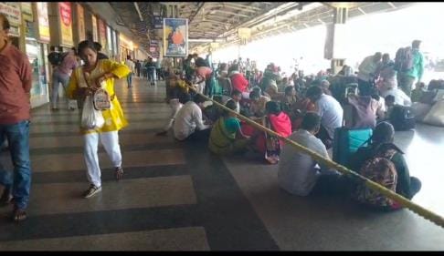 Security alert at the junction, rope tied to control the crowd on the platform