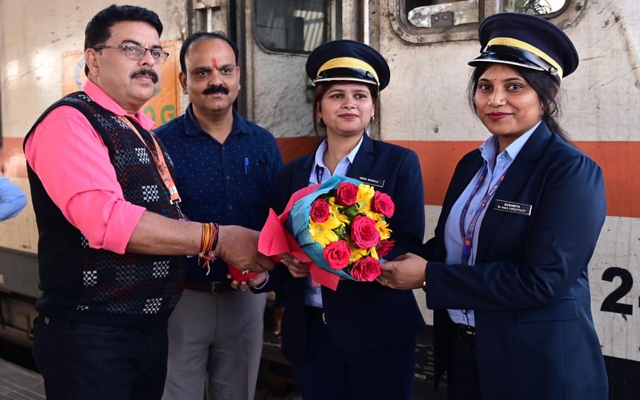 Jodhpur-Howrah Express remained in the hands of women power