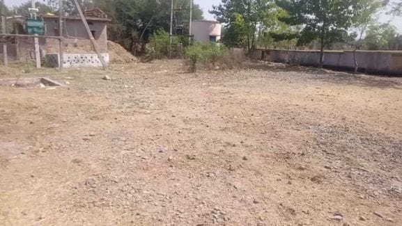 सीहोर। खेल मैदान की जगह पर नजर आ रही कटीली झाडिय़ां।