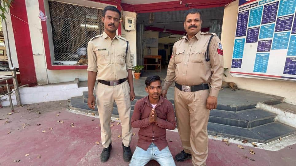 पुलिस गिरफ्त में आरोपी।