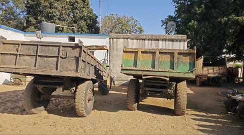 पुलिस ने जब्त किए ट्रैक्टर।