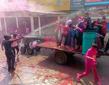 Huriyars showered colours, Holi's uproar started with Ekadashi procession