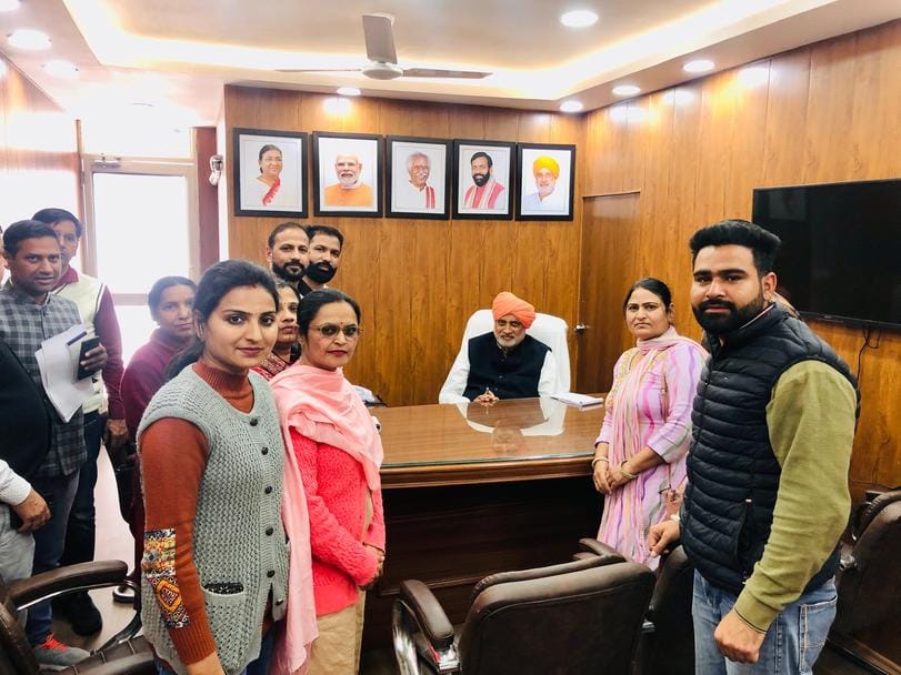 Employees submitted a memorandum to the Agriculture Minister for not receiving their salaries