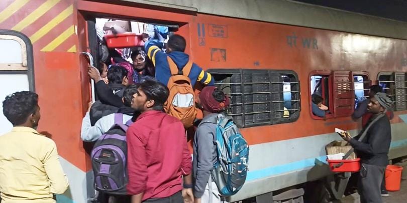 Huge crowd in trains on Holi, people travelling putting their lives at risk