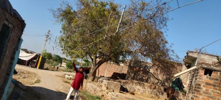 In Afsariya, dilapidated wires are hanging over the head, risk of accident