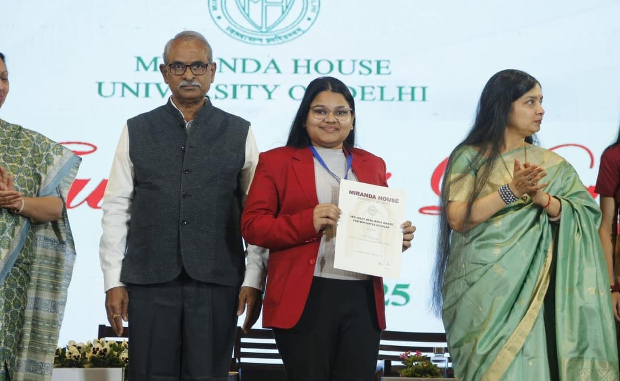 priyanshi first in du