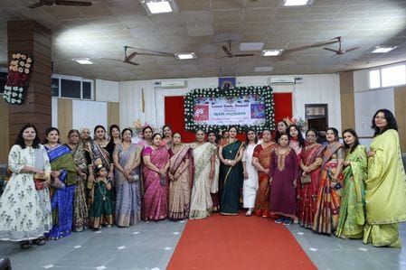 Women played Holi with flowers with song and dance